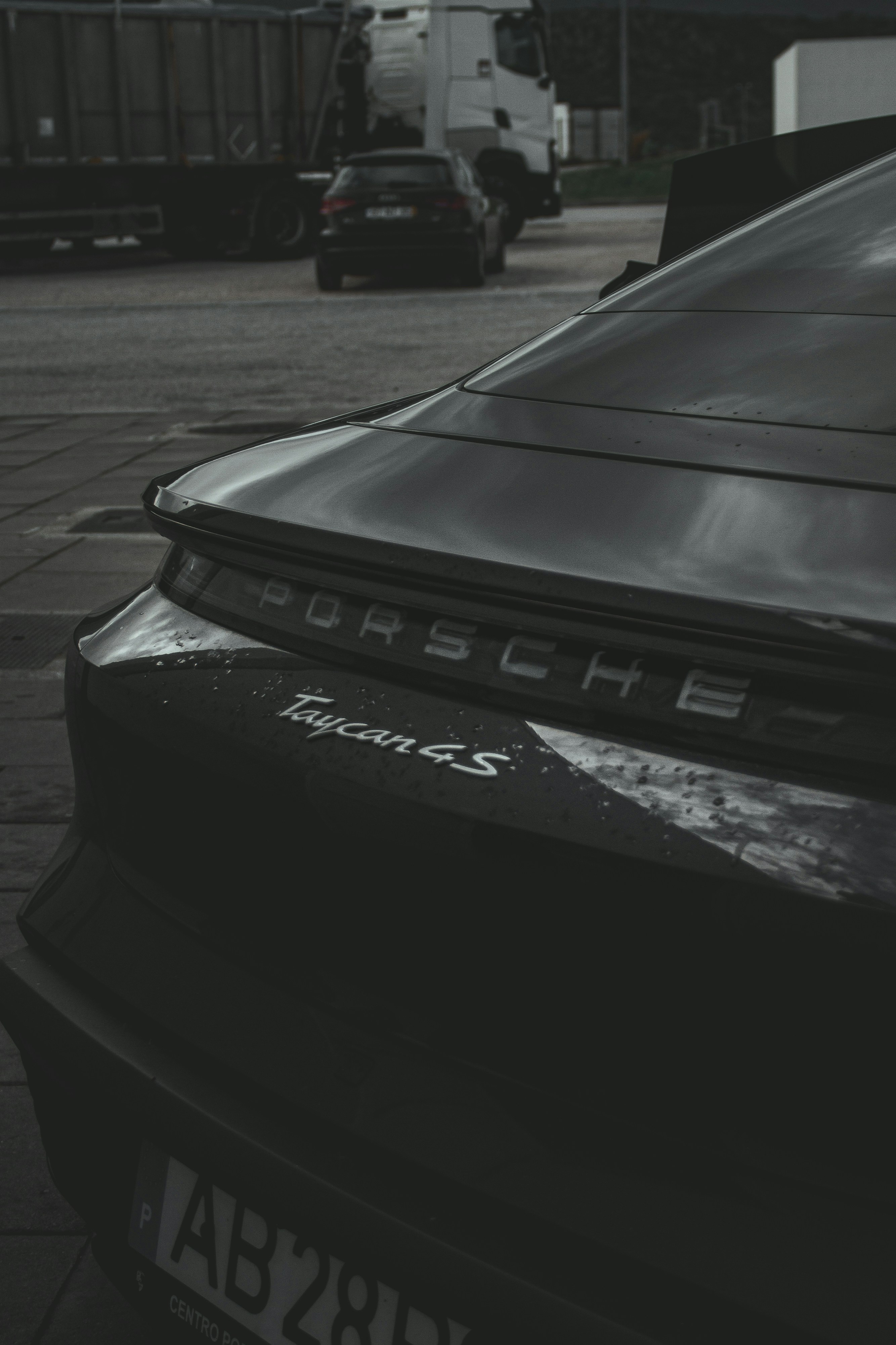 une voiture noire garée sur le bord de la route