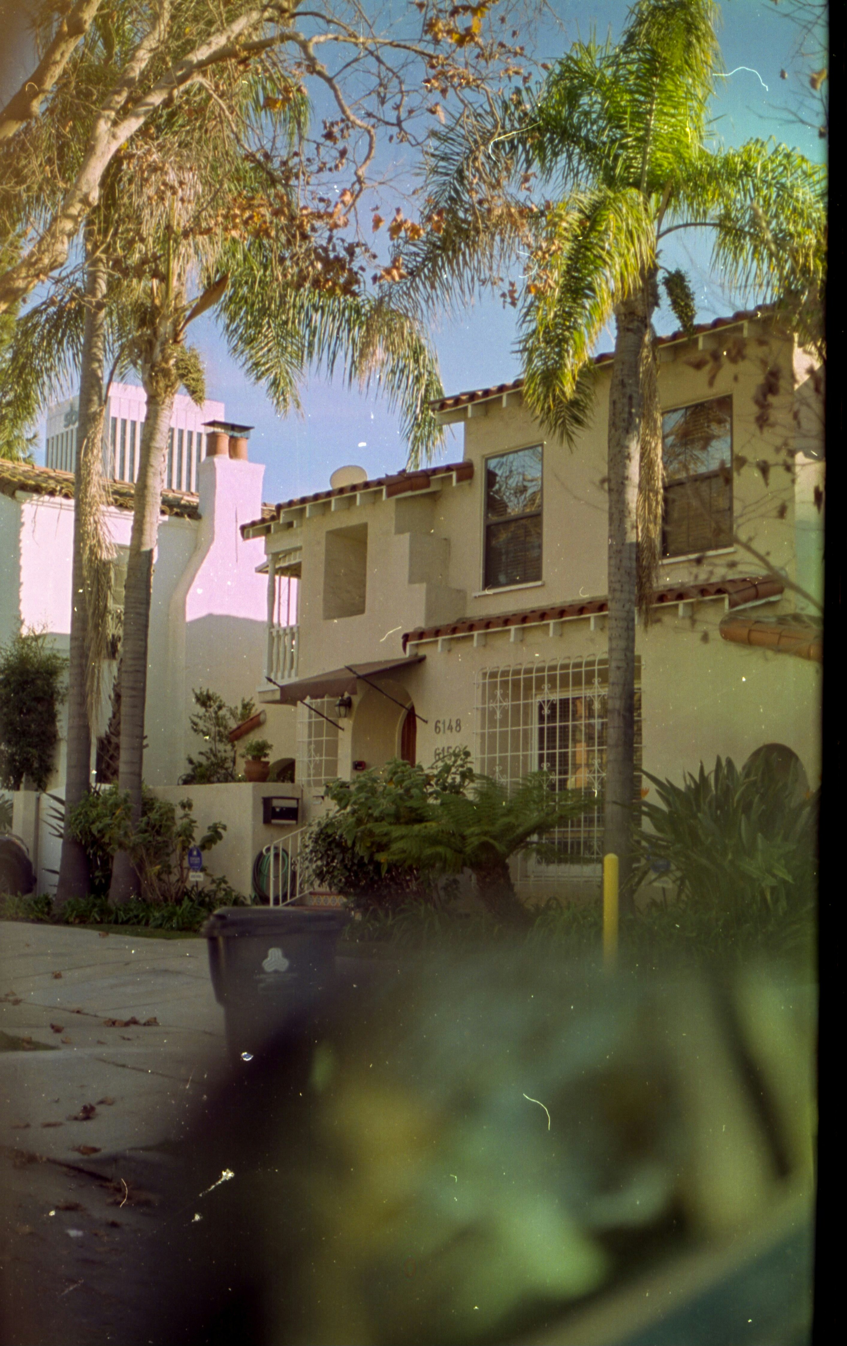 Una vista de un edificio a través de una ventana