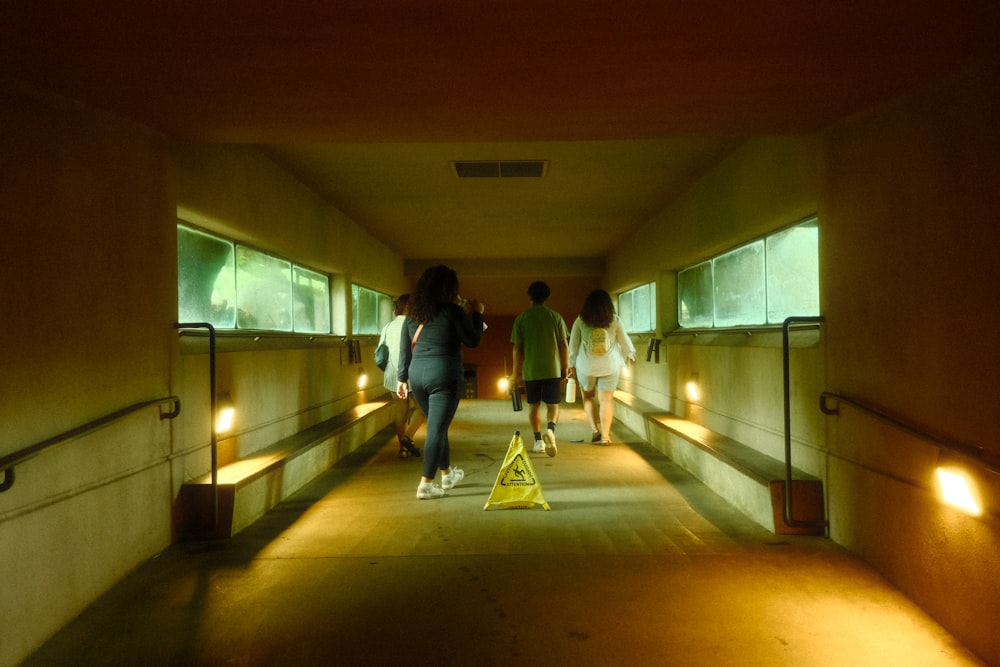 un groupe de personnes marchant dans un long couloir