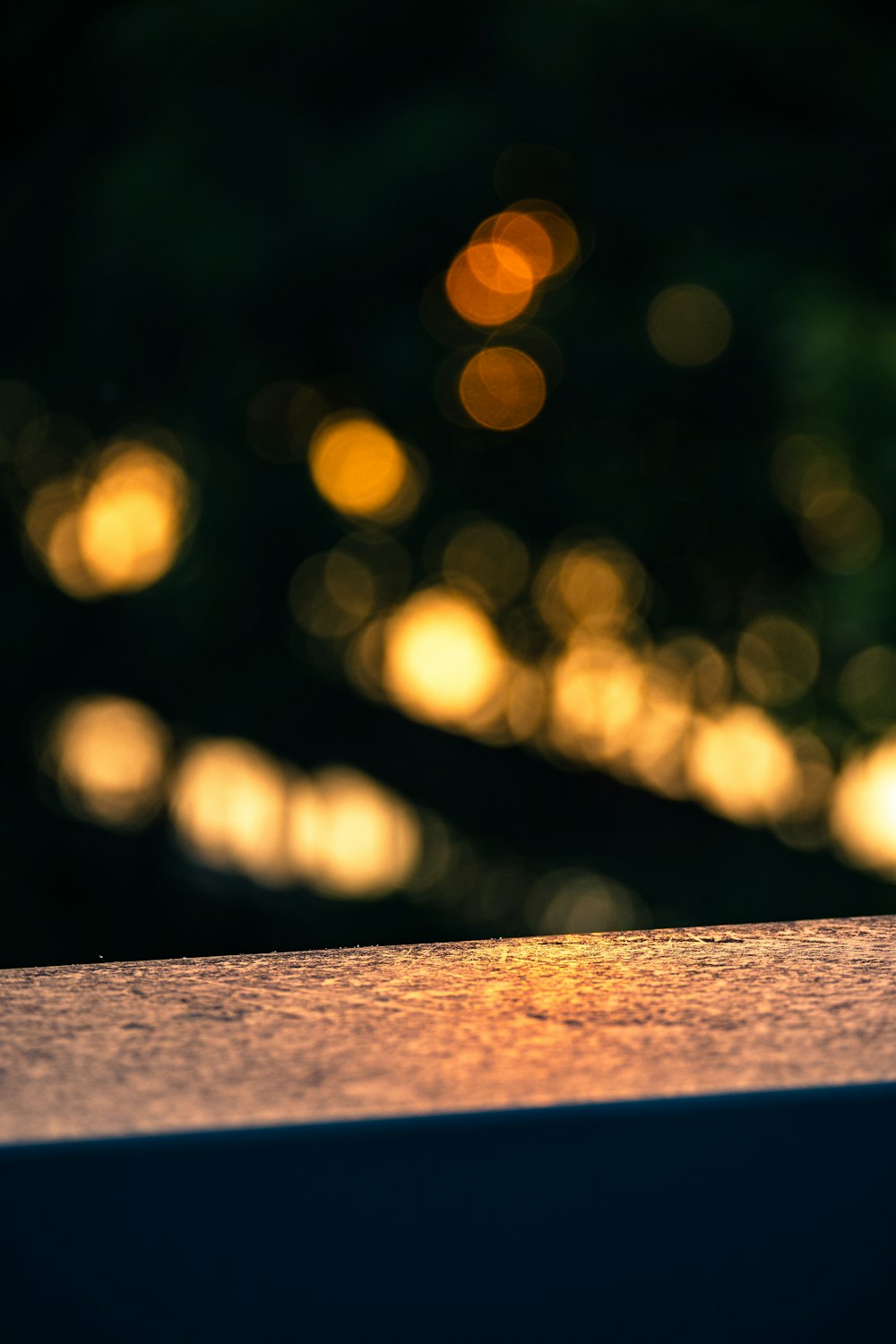 a blurry photo of a table top with a blurry background