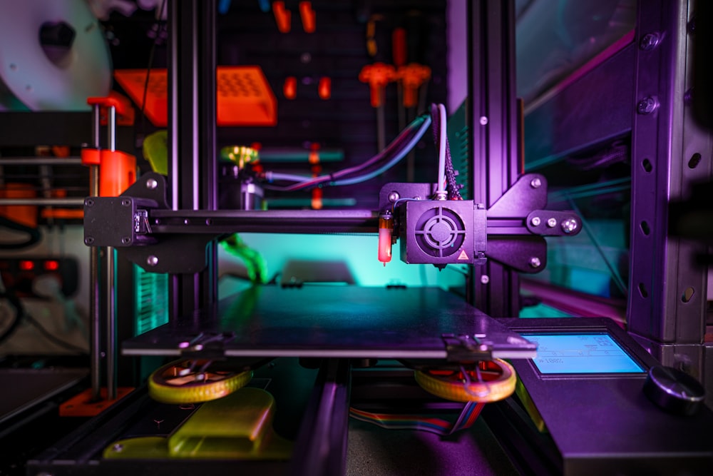 전선이 있는 보라색과 검은색 3D 프린터