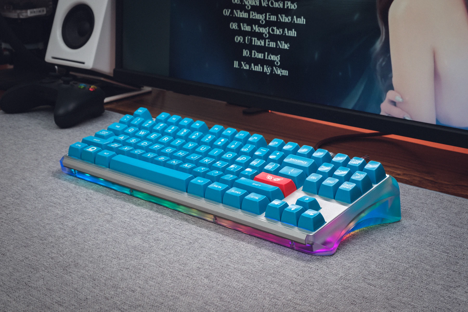 Mechanical keyboard and keycaps in a desktop gaming setup