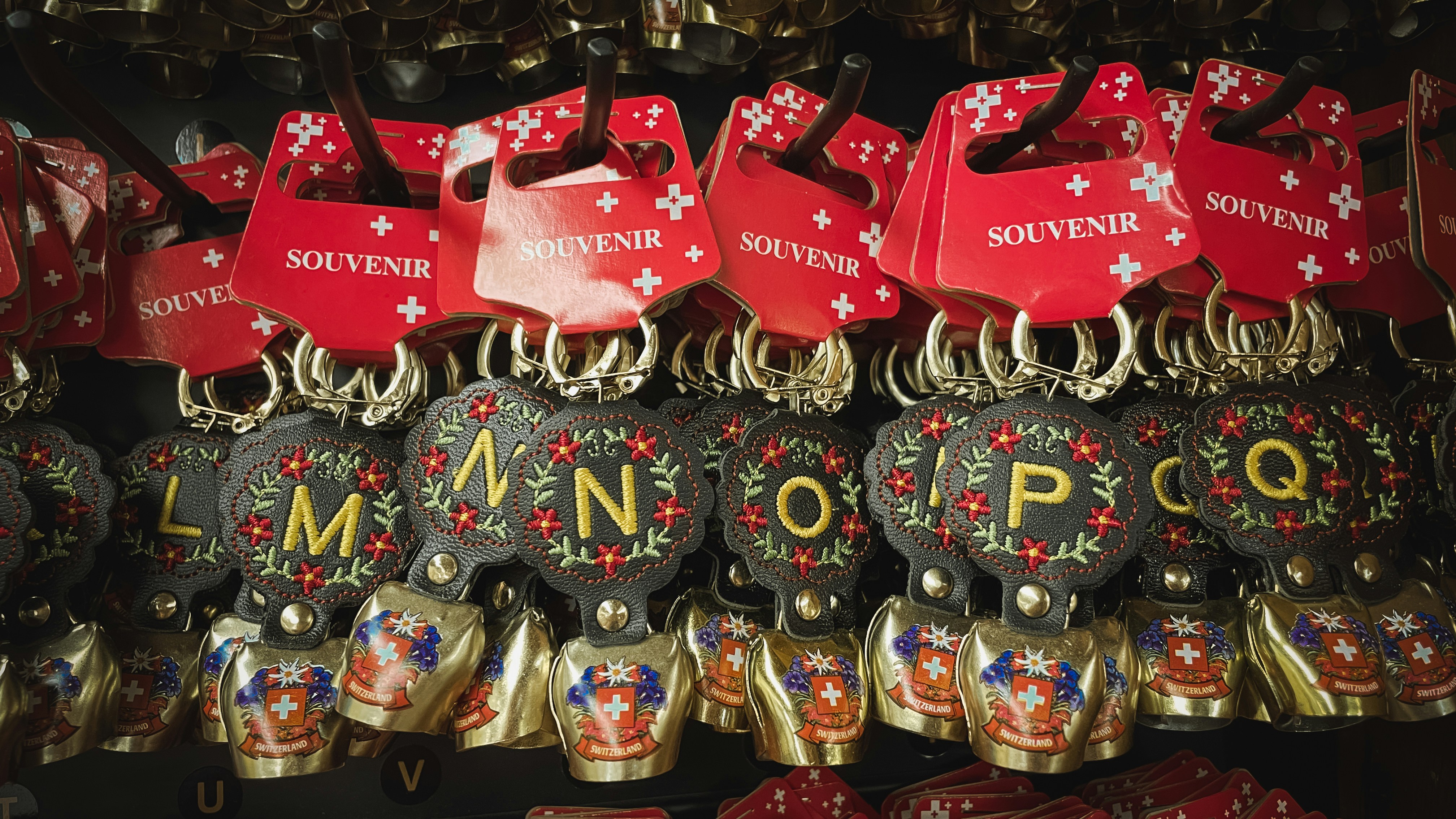 eine Ausstellung von Souvenirs zum Verkauf in einem Geschäft