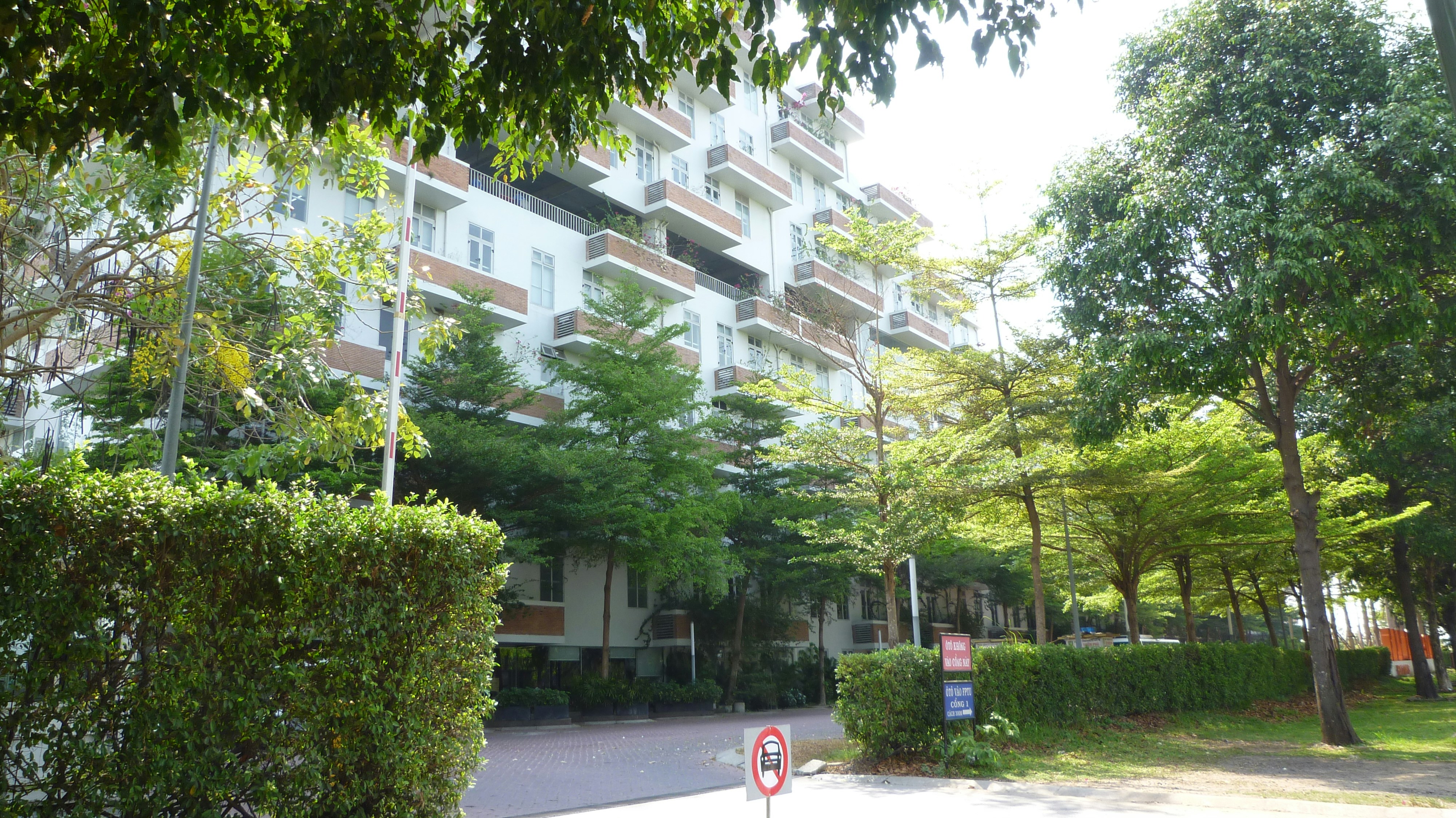 an apartment building with a parking sign in front of it