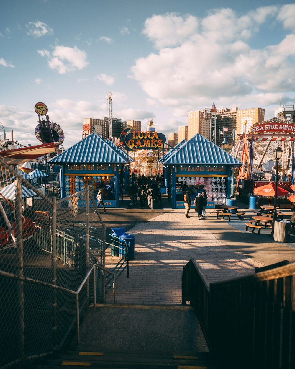 un parc d’attractions avec beaucoup de manèges