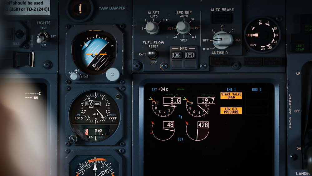 das Cockpit eines Flugzeugs mit vielen Instrumenten