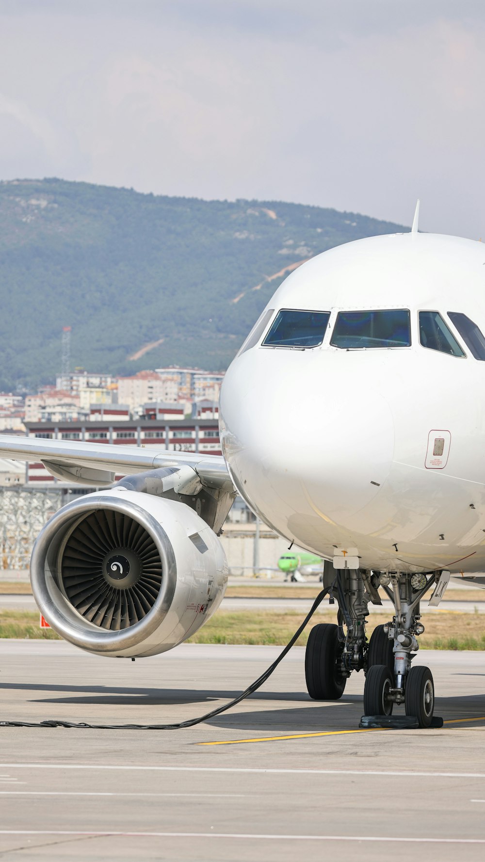 Un gran avión de pasajeros sentado en la parte superior de la pista de un aeropuerto