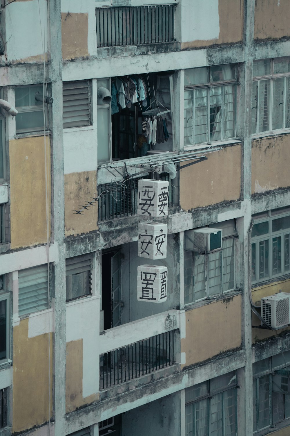 a building that has a bunch of windows in it