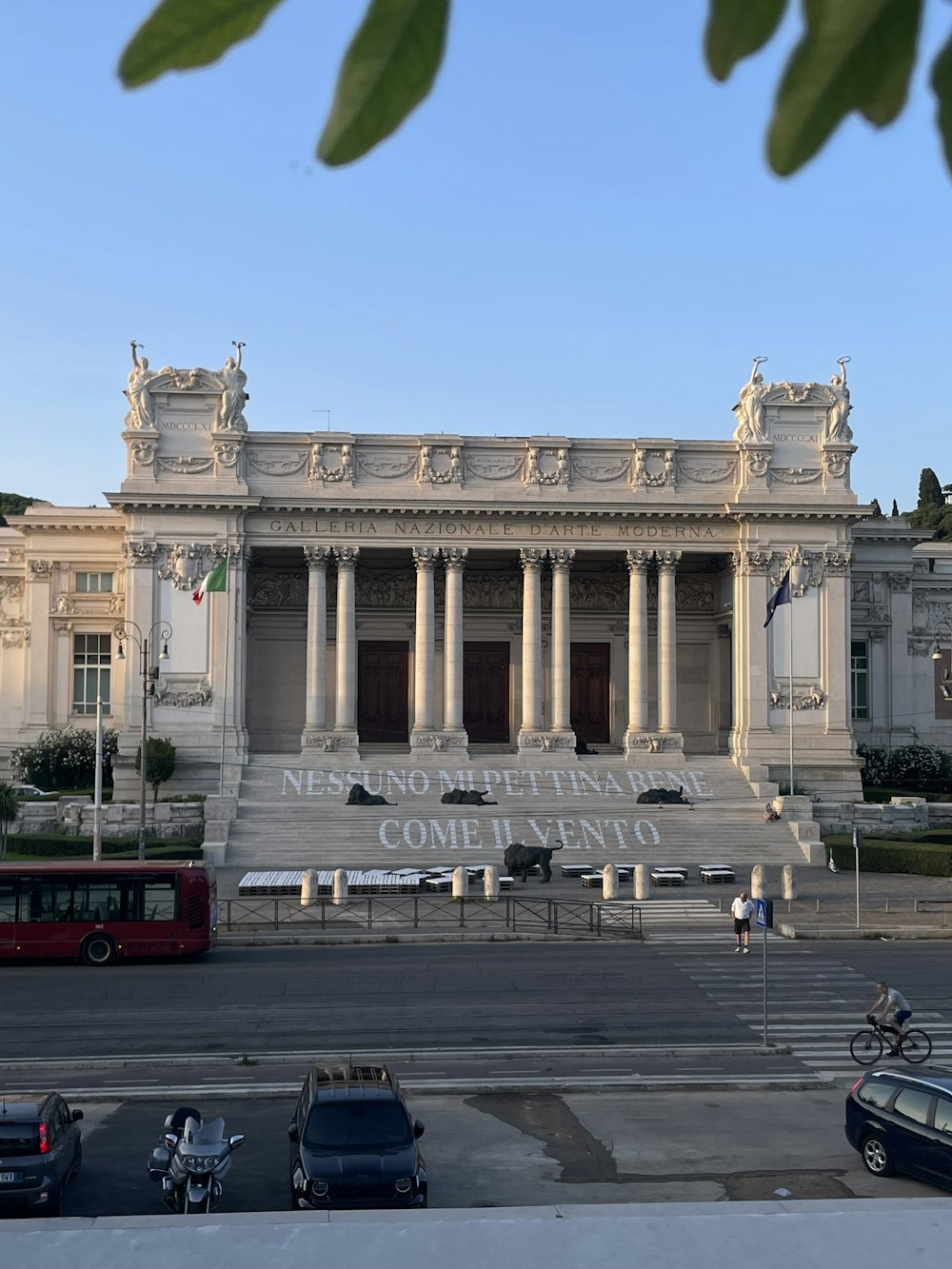 Un edificio muy grande con muchas columnas