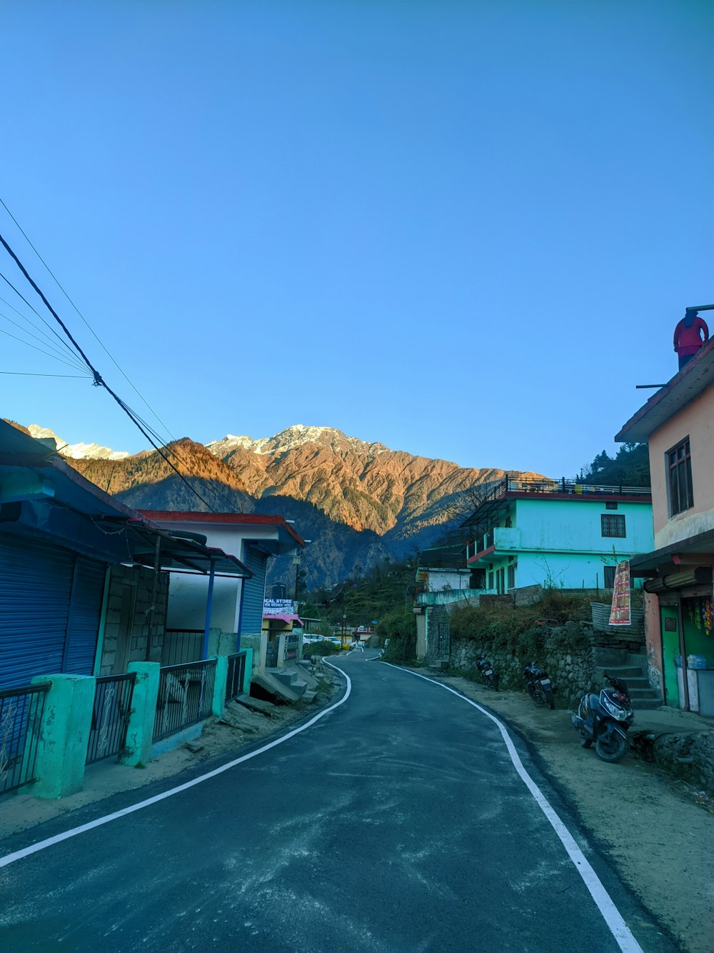 uma rua com uma montanha ao fundo