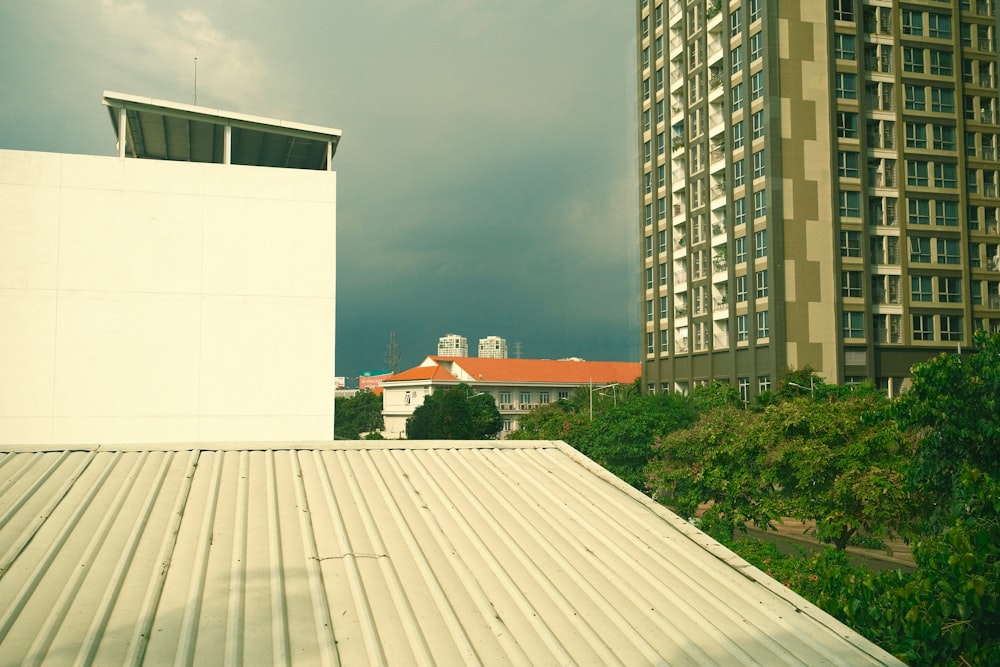 높은 흰색 건물 옆에 앉아있는 높은 흰색 건물