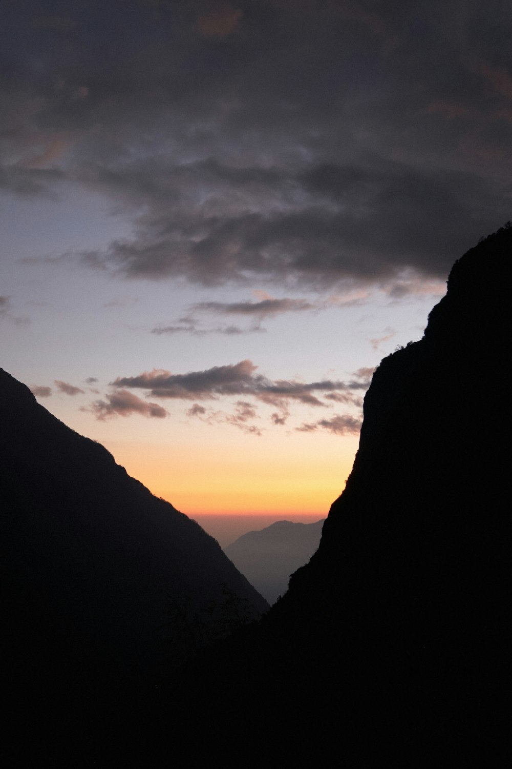 Le soleil se couche sur les montagnes au loin