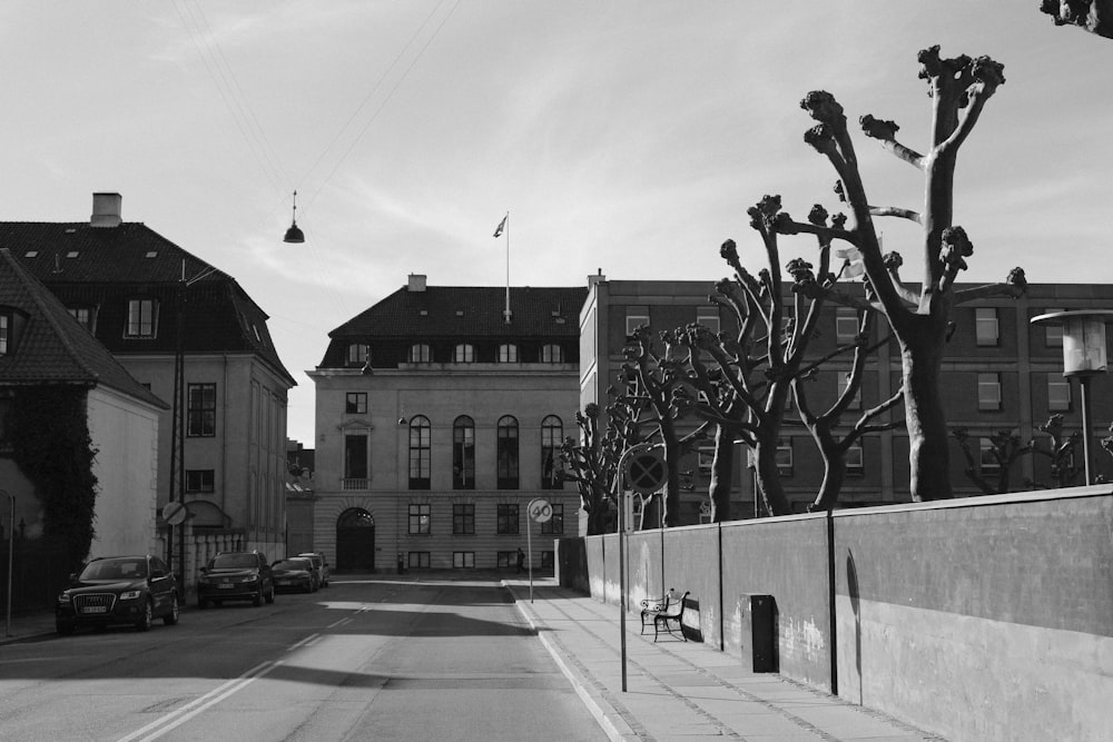 a black and white photo of a city street