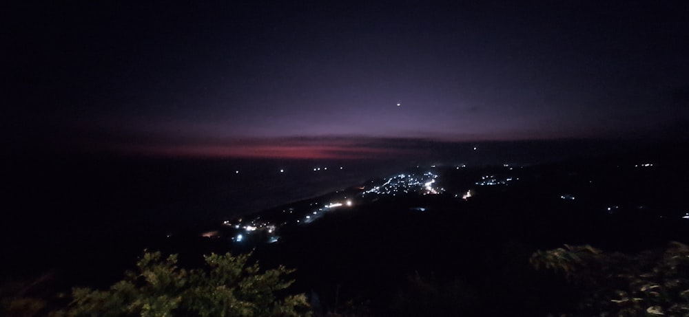 Une vue nocturne d’une ville depuis une colline