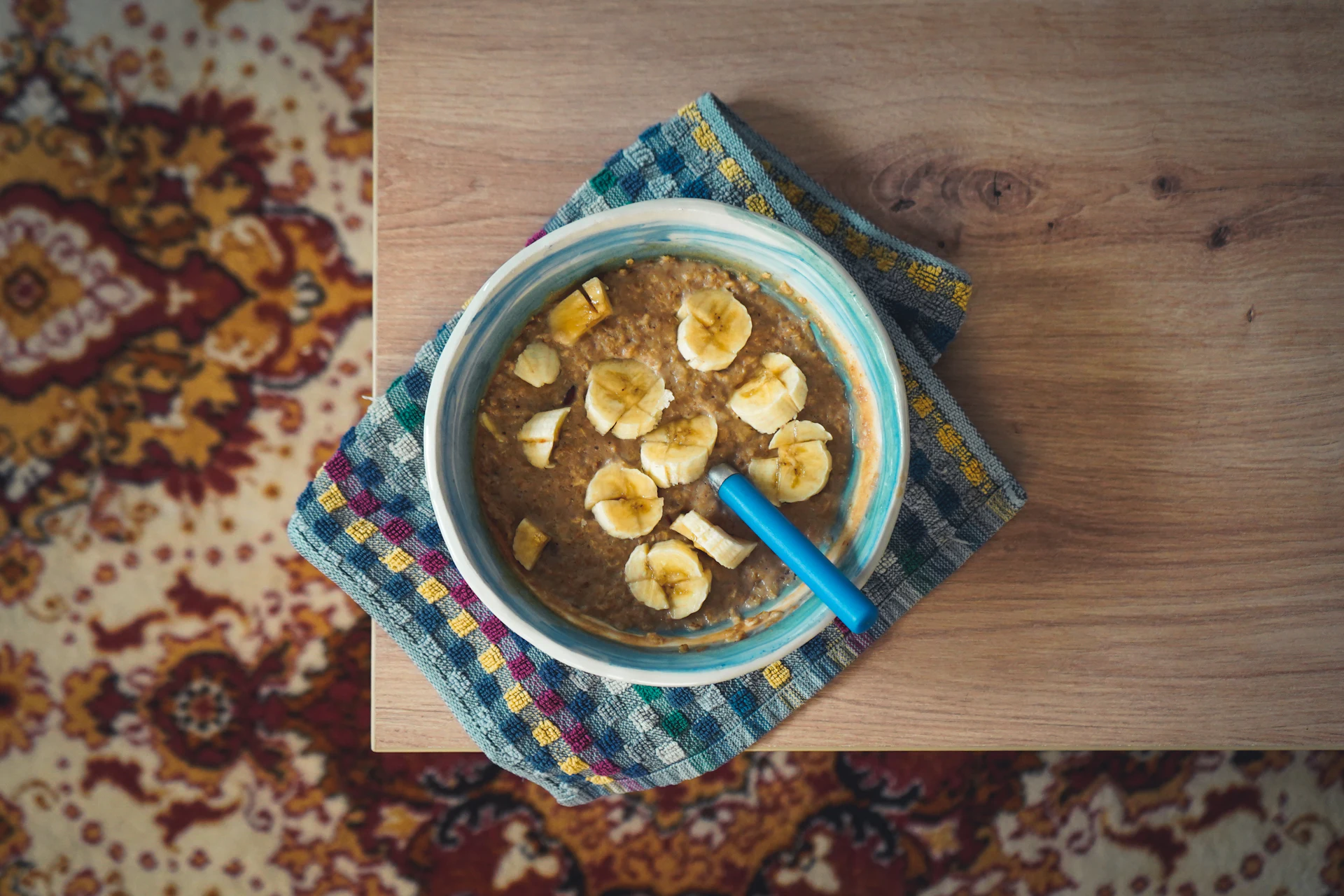 Miska owsianki z plasterkami banana na wierzchu