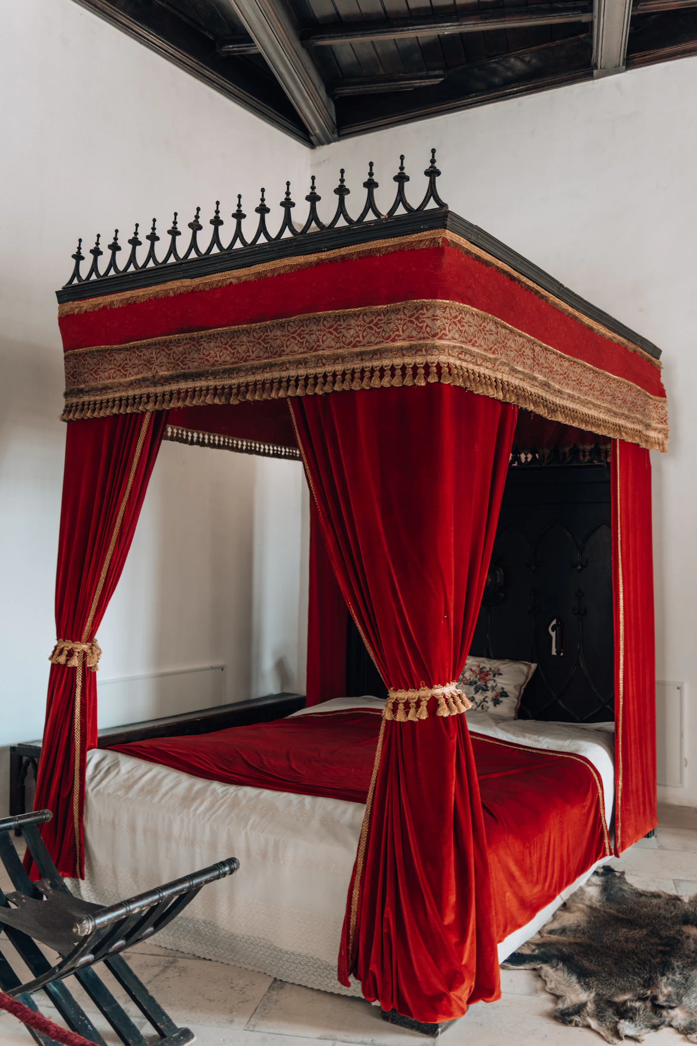 Suite principale du riad avec lit à baldaquin et décoration marocaine traditionnelle