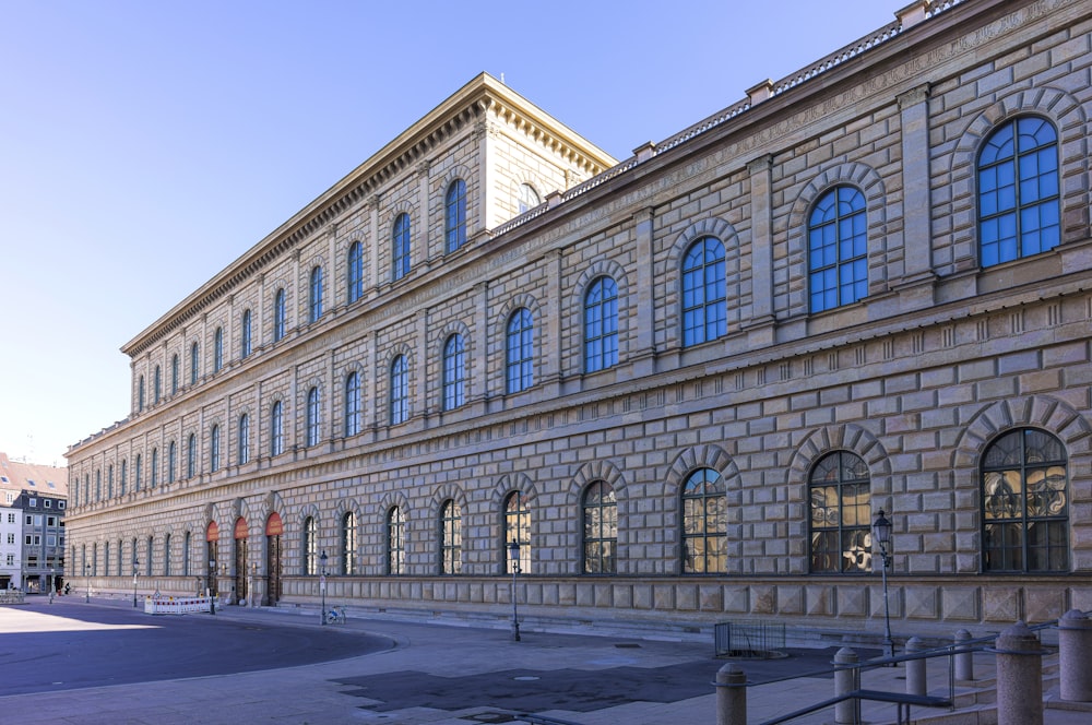 un grand bâtiment avec de nombreuses fenêtres et une tour de l’horloge