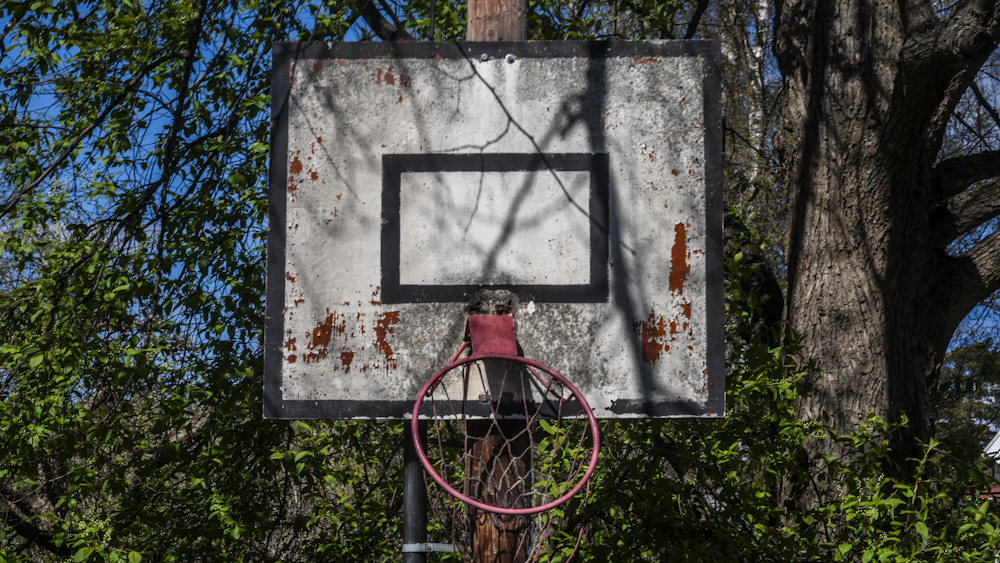 un canestro da basket con un pallone da basket all'interno
