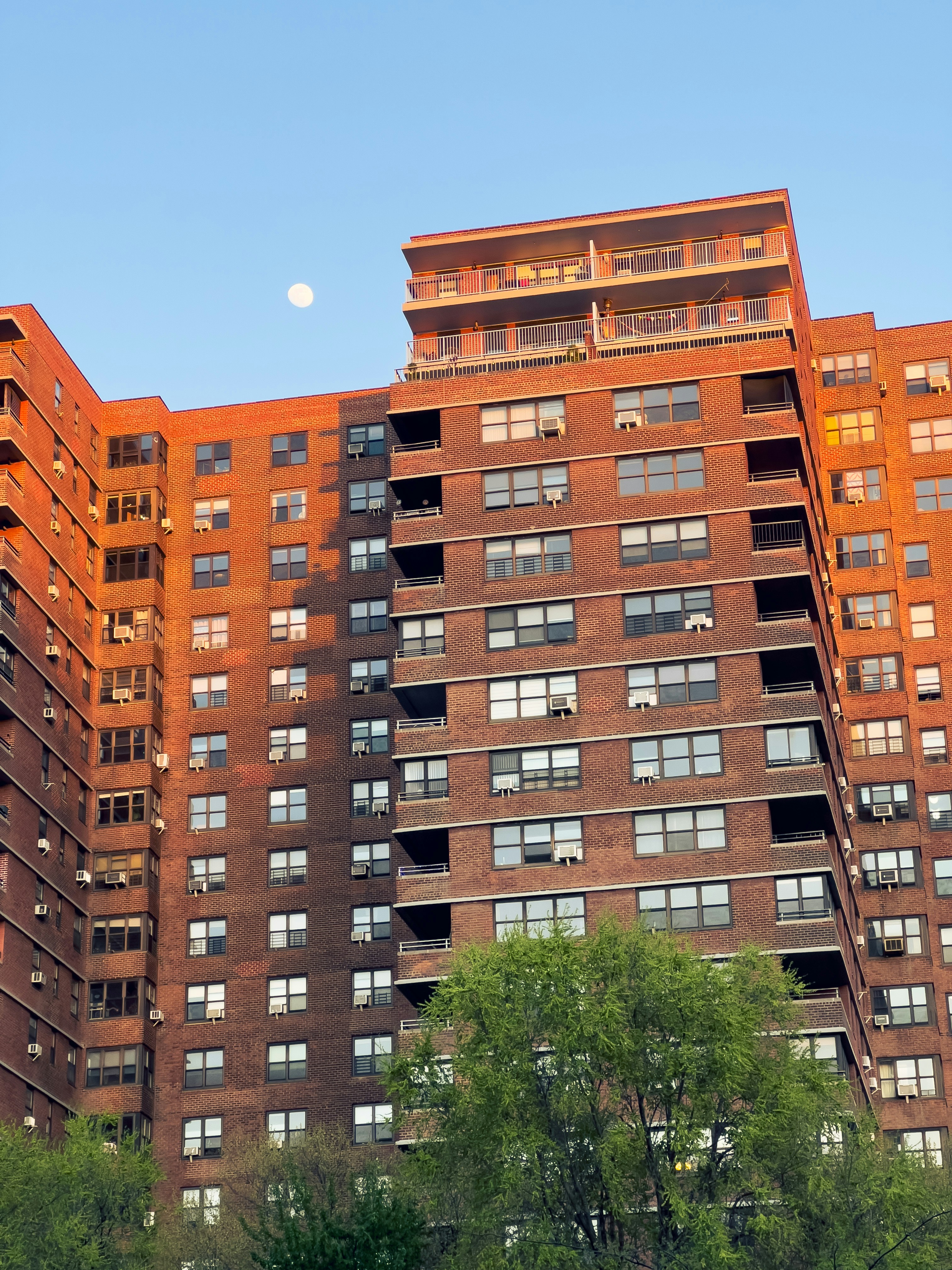 Un edificio muy alto con muchas ventanas