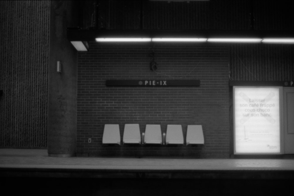una foto in bianco e nero di una stazione ferroviaria