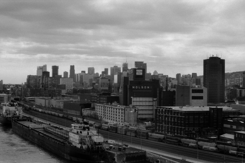 a black and white photo of a city skyline