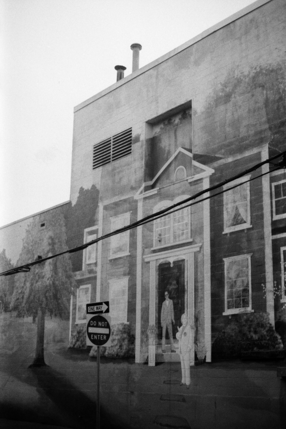 a black and white photo of a building