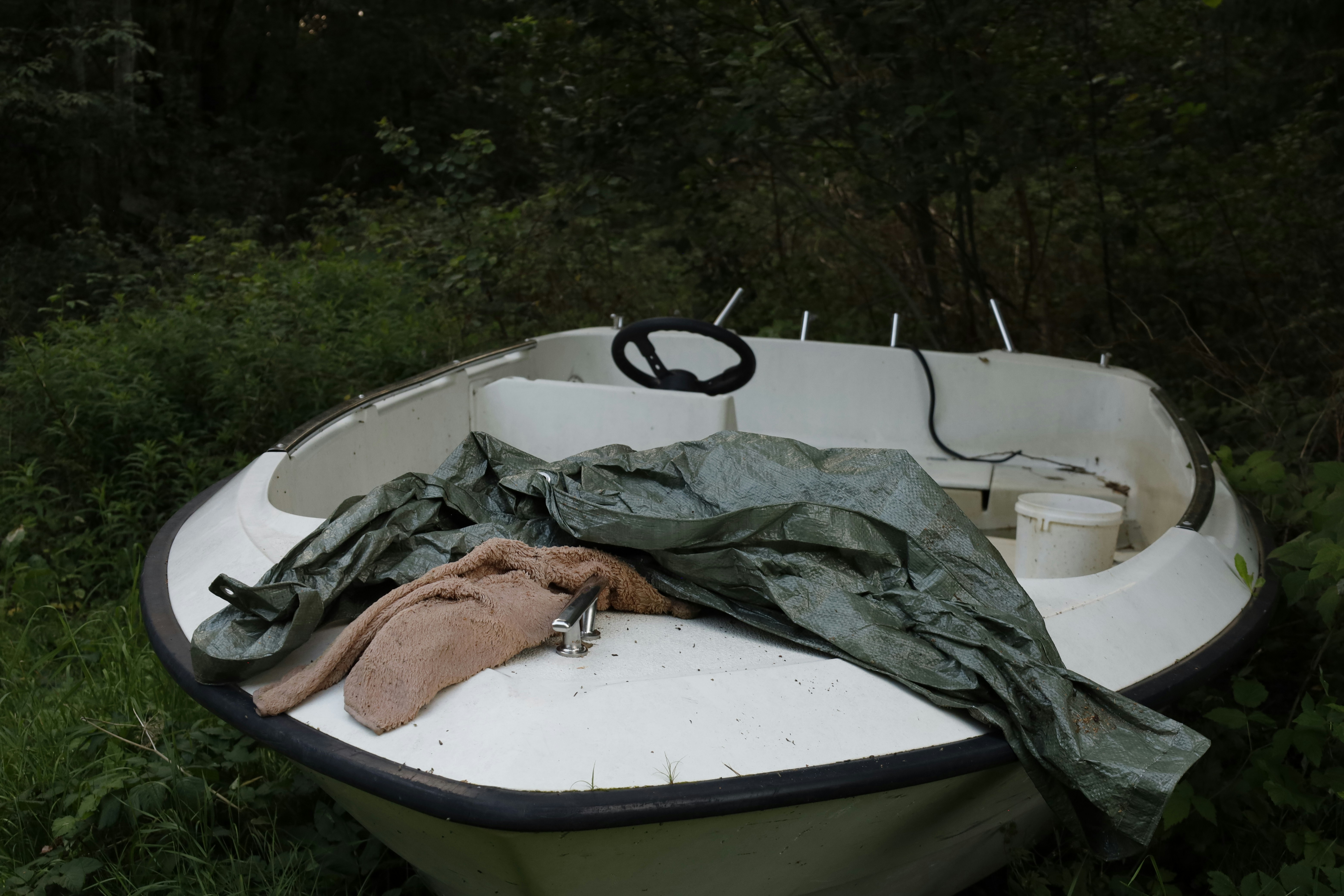 ein weißes Boot mit einem Tuch darauf