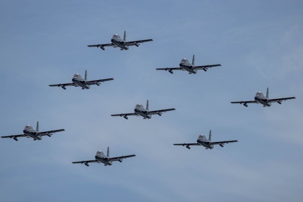 Eine Gruppe von Flugzeugen, die in Formation am Himmel fliegen