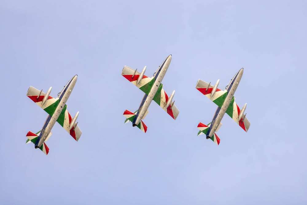 un grupo de aviones volando en formación en el cielo