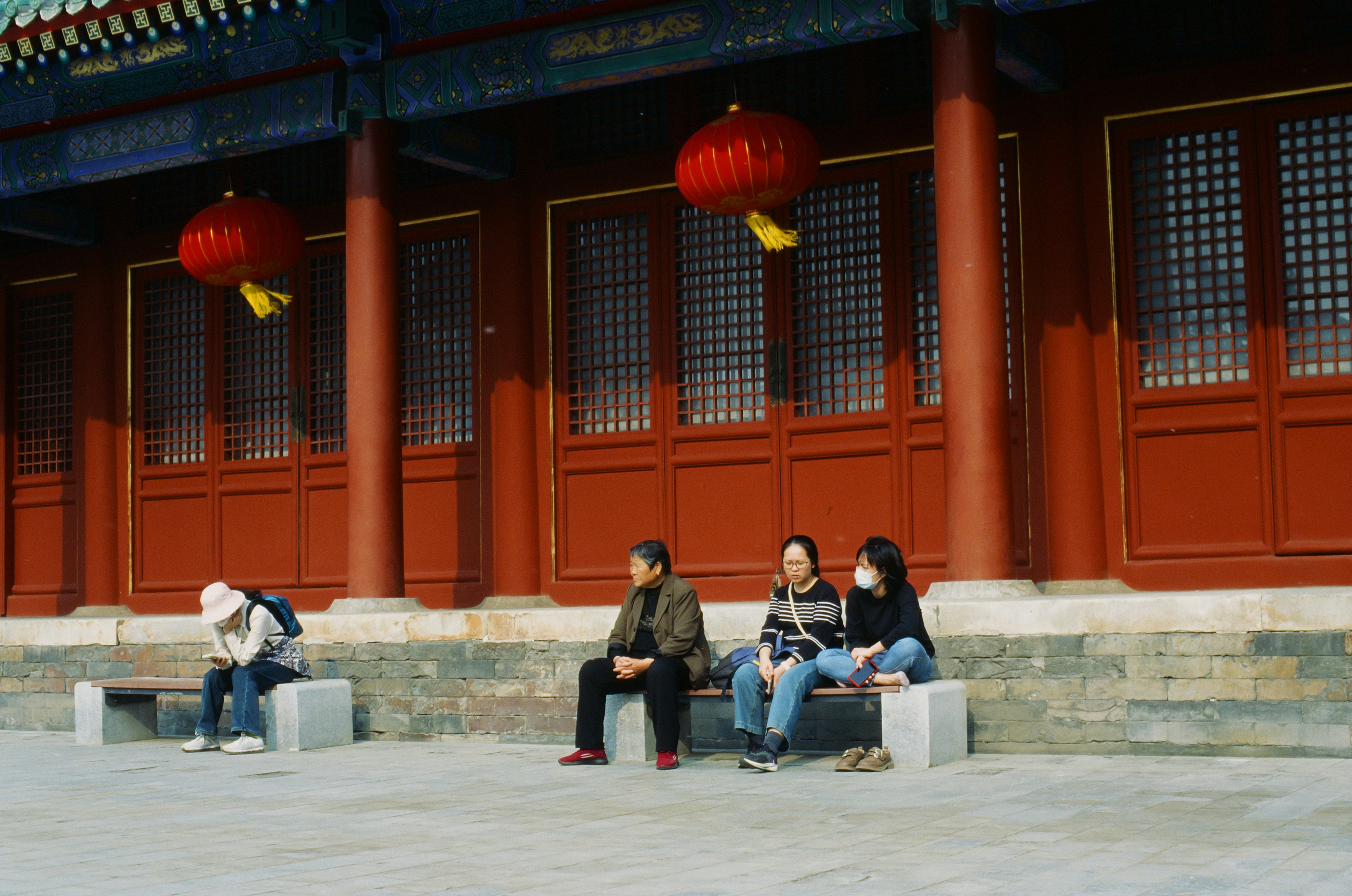 At the Temple of Agriculture, the photo I'm most satisfied with is this one. It was a cloudy day, but I managed to capture this shot in the fleeting moment when the sun made its appearance. The setting sun casting its glow on the red wall was truly beautiful.