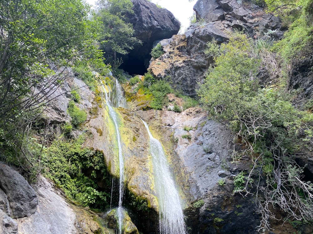 uma cachoeira no meio de uma área rochosa