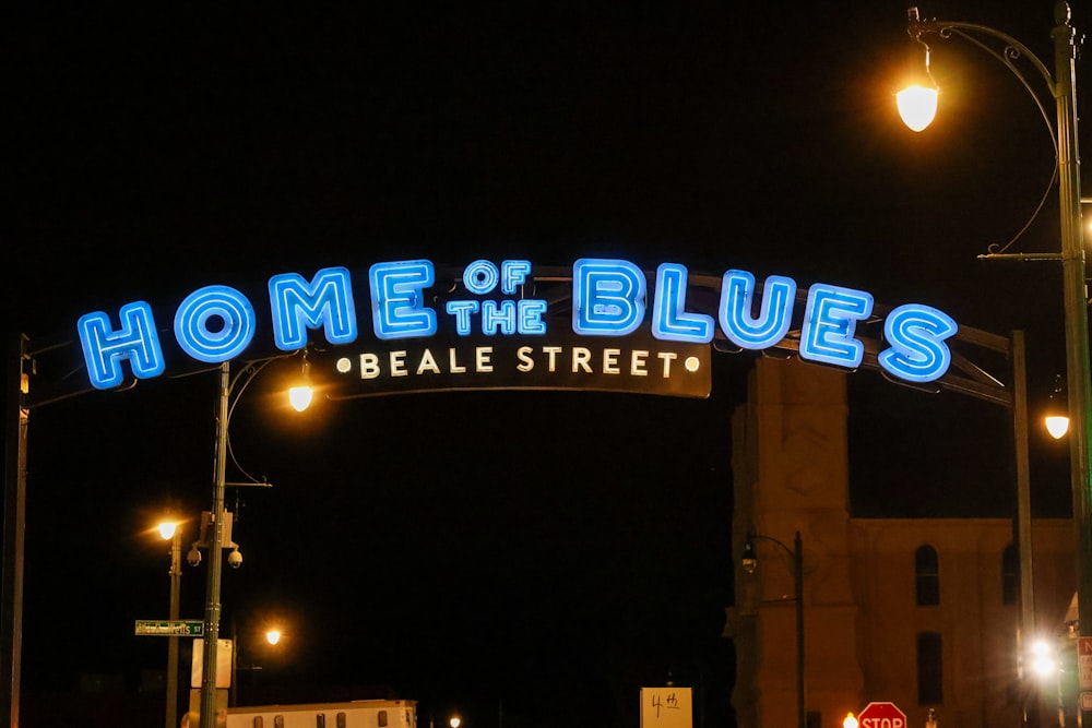 Uma placa de rua que diz Home of the Blues Beale Street