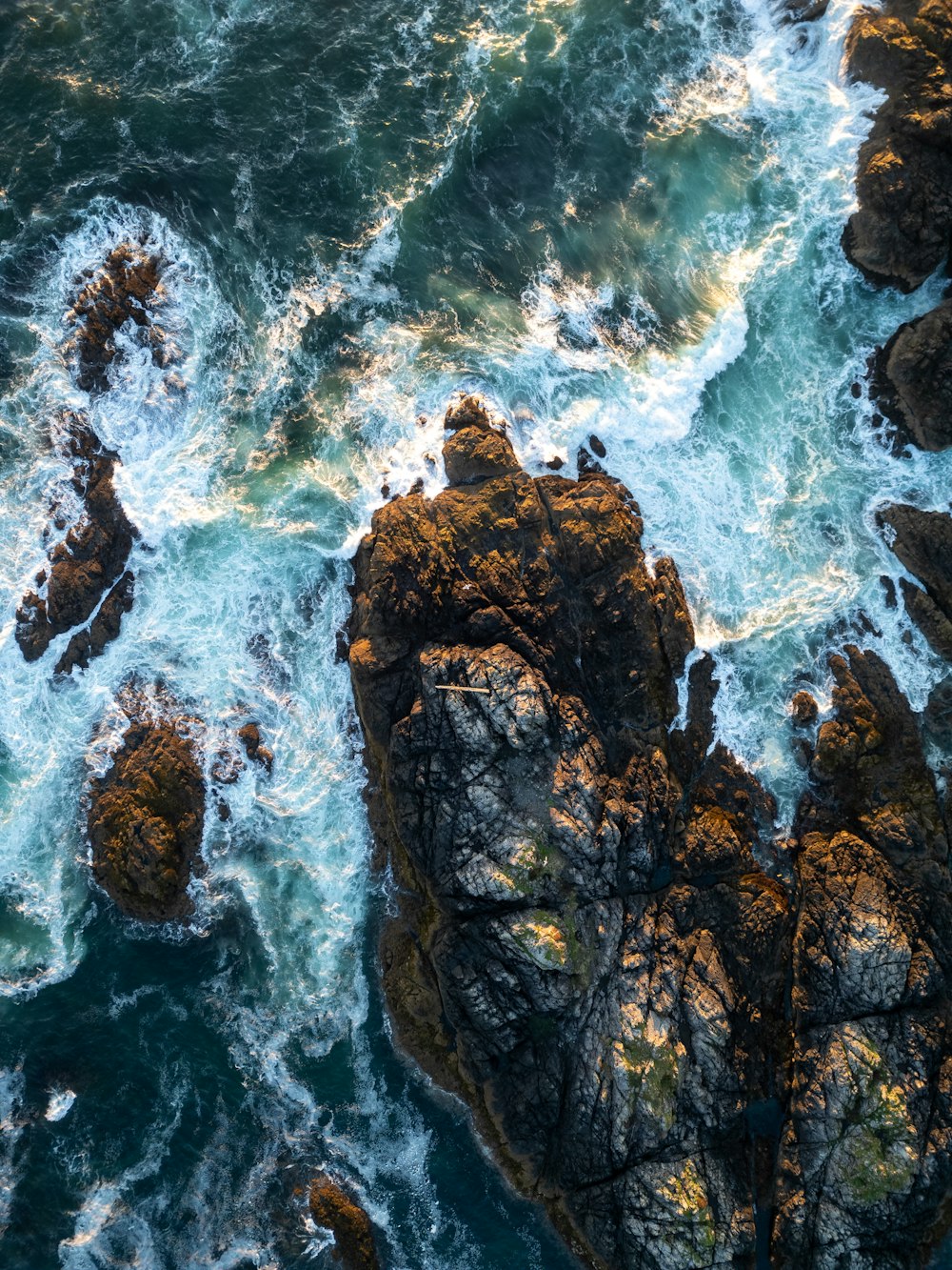 Ein Blick aus der Vogelperspektive auf das Meer und die Felsen