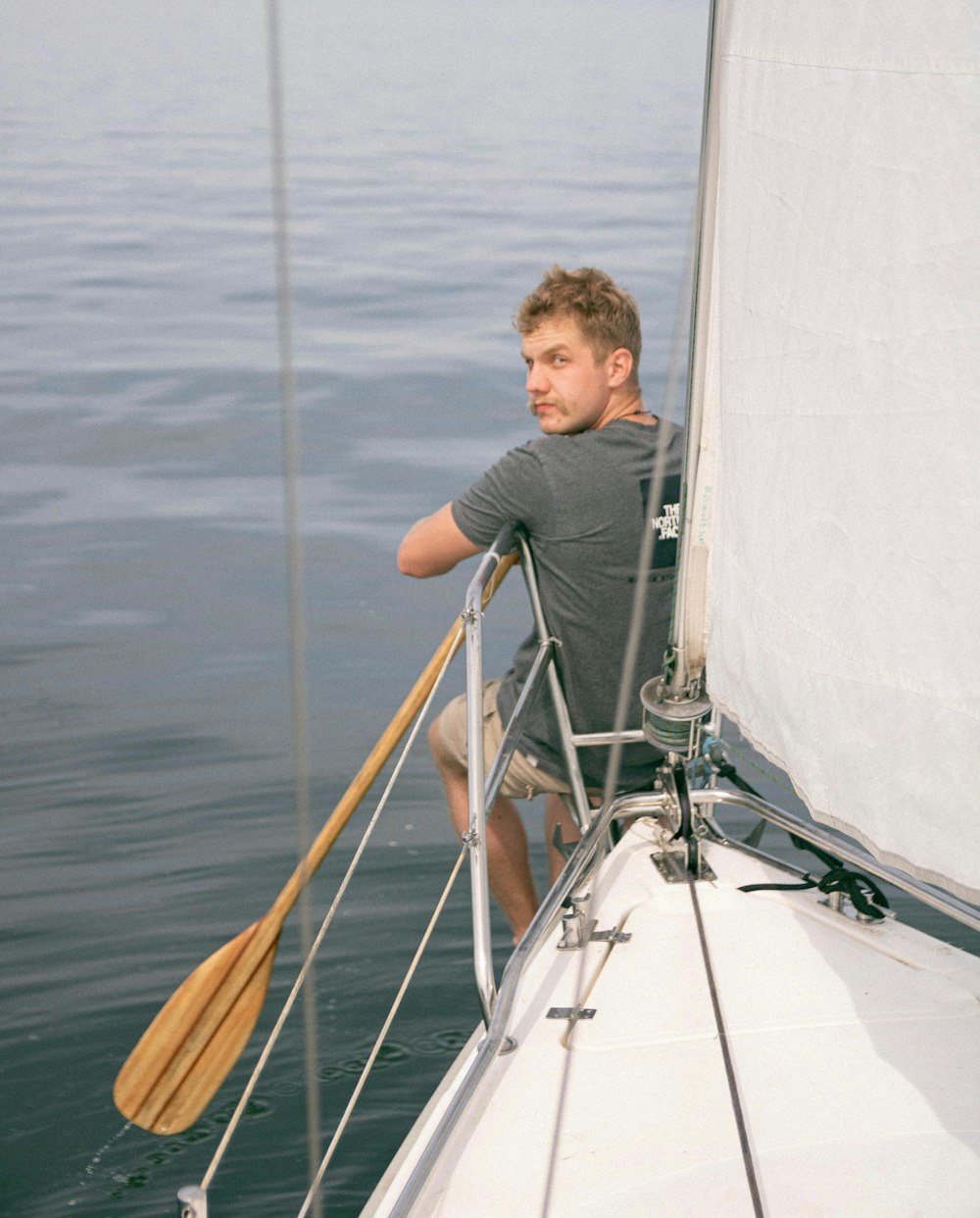 um homem em pé em um barco com um remo
