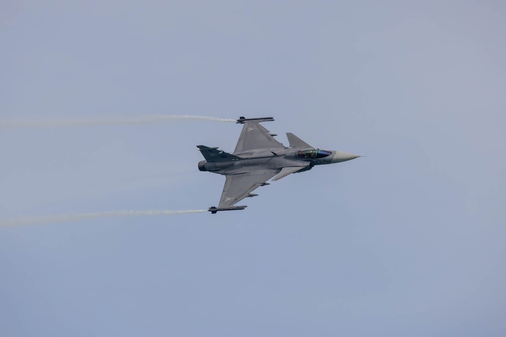 Un avión de combate volando a través de un cielo azul