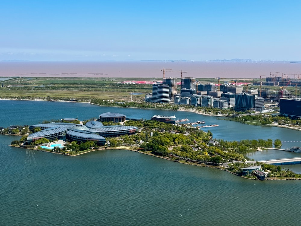 Un grande specchio d'acqua con una città sullo sfondo