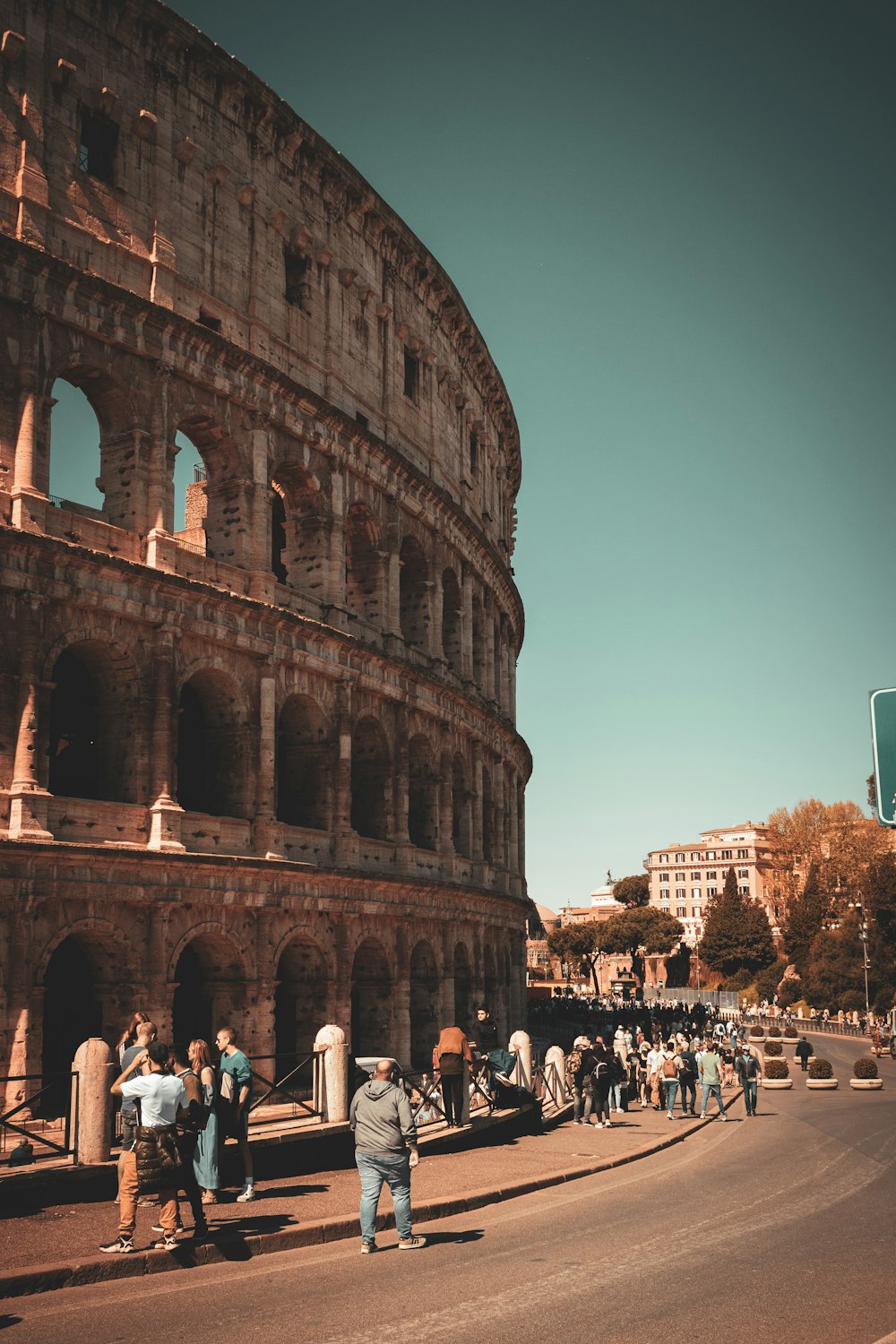 un gruppo di persone in piedi davanti a un vecchio edificio