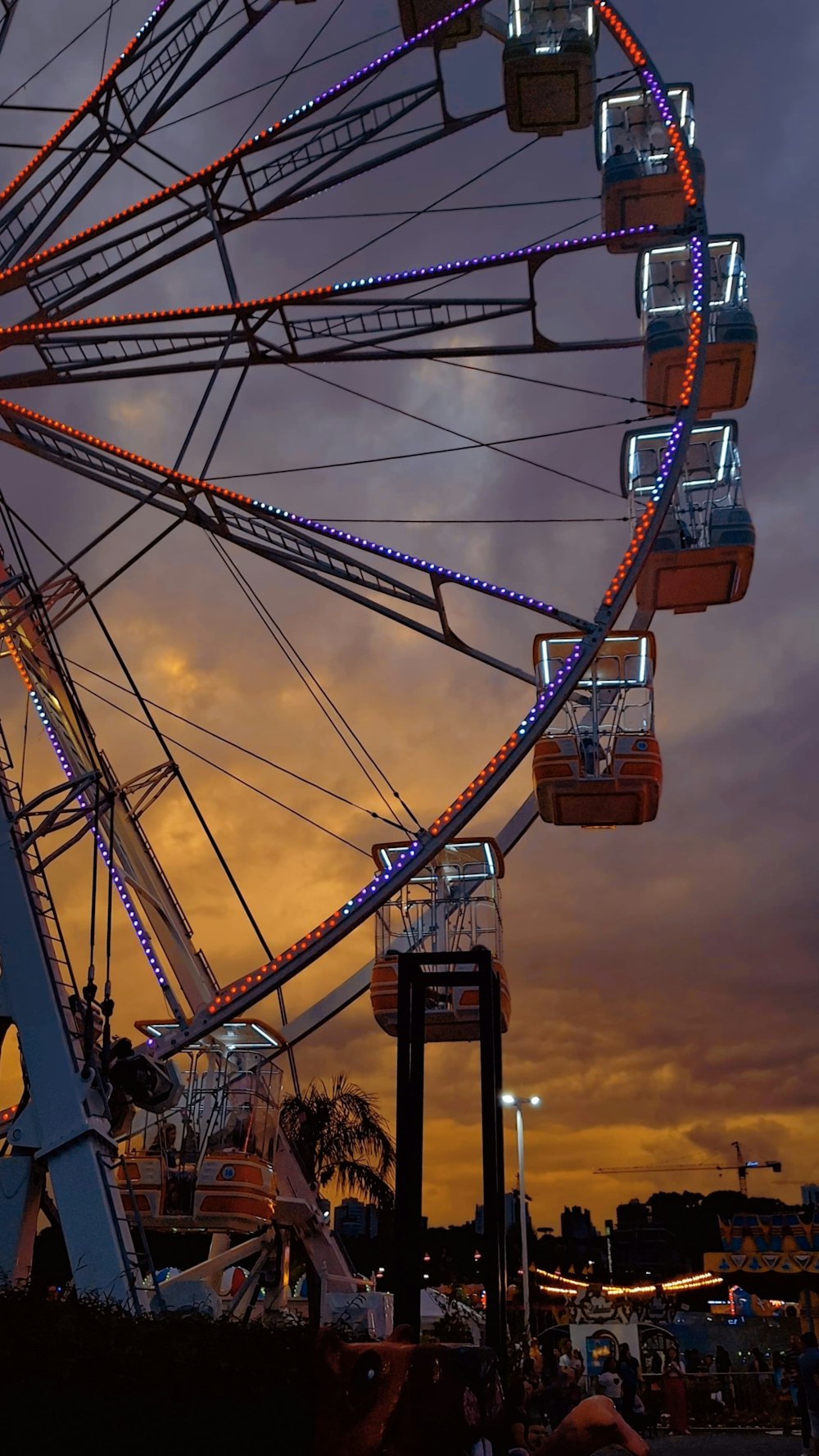 Une grande roue lors d’un carnaval au crépuscule