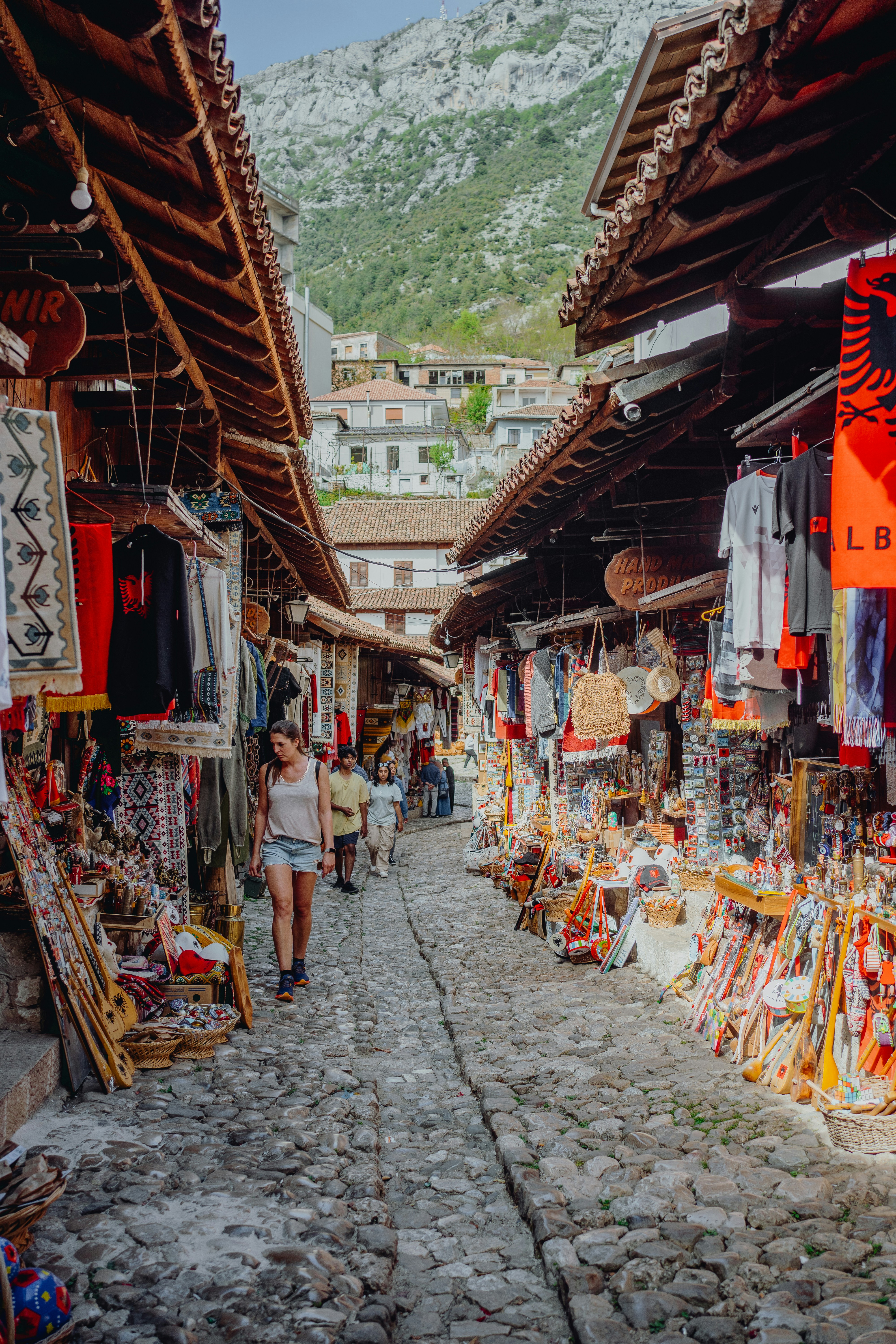 Bazar tradicional de Krujë com lojas coloridas e produtos artesanais