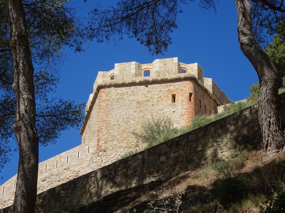 un très grand bâtiment en briques situé au sommet d’une colline