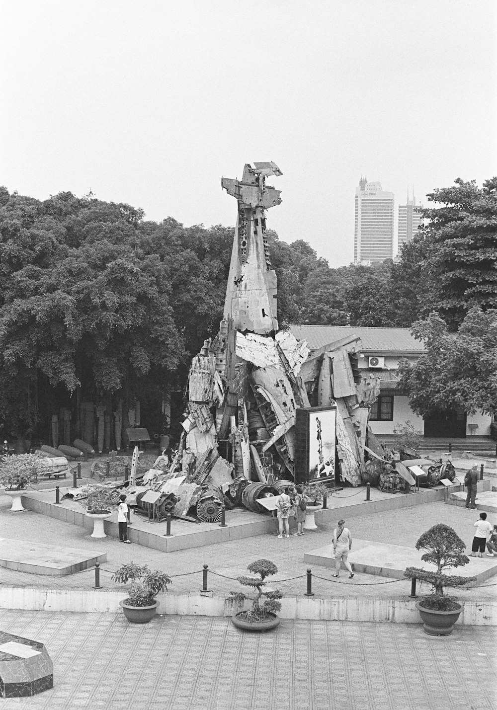 a black and white photo of a statue in a park