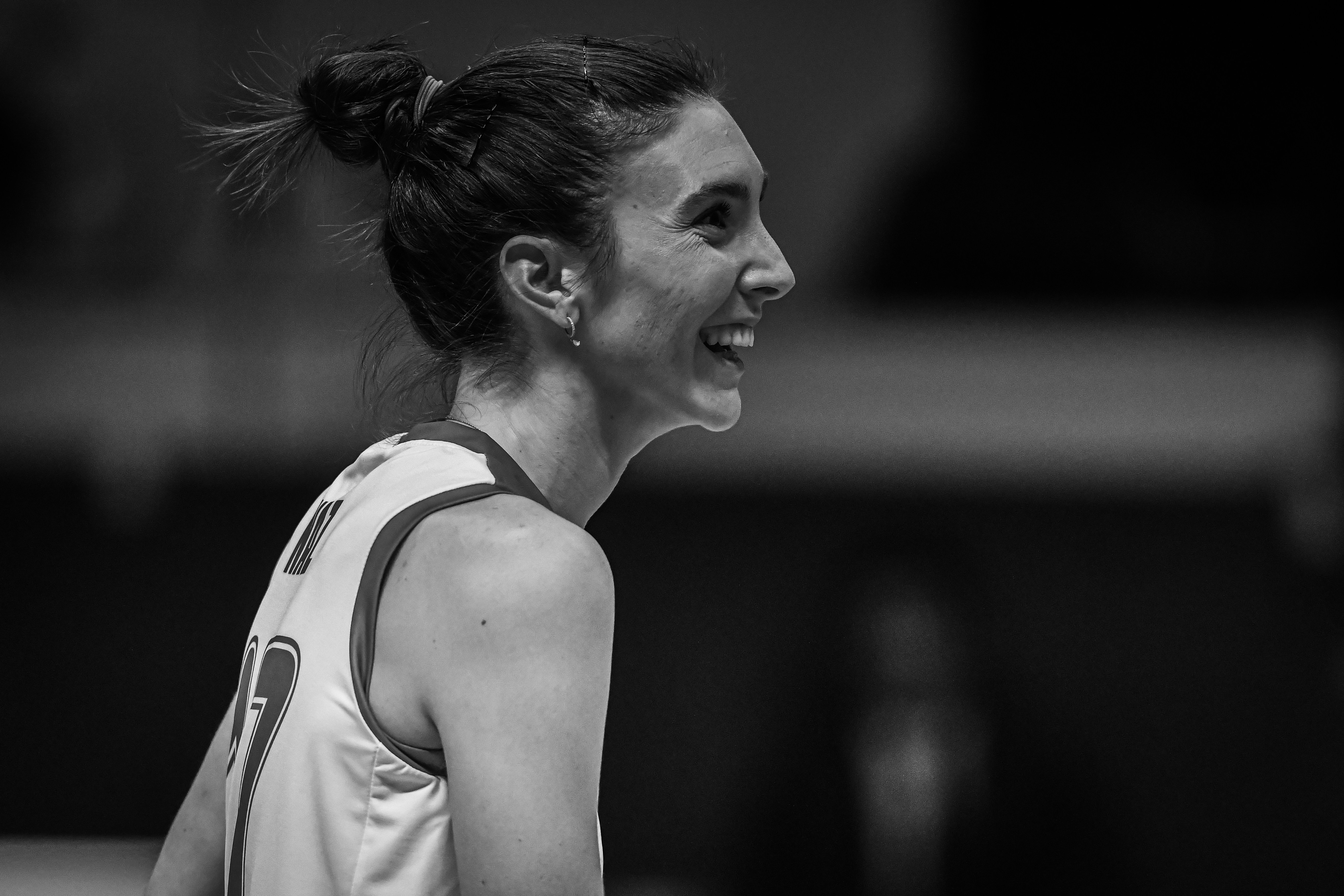 una foto in bianco e nero di una donna che tiene in mano una racchetta da tennis