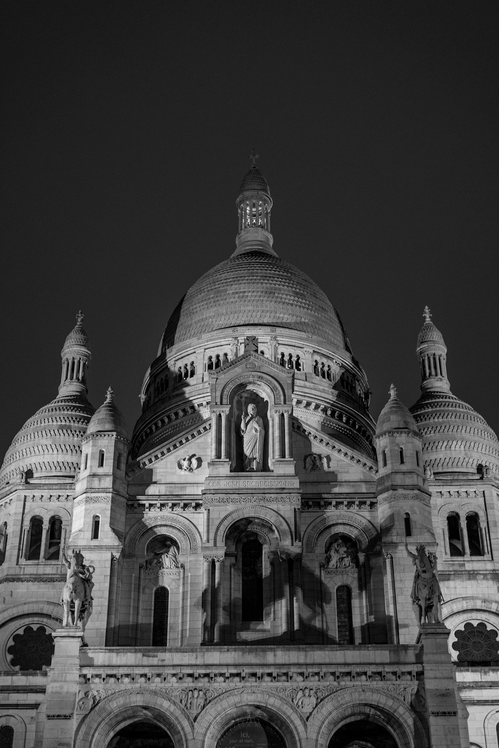 a black and white photo of a large building