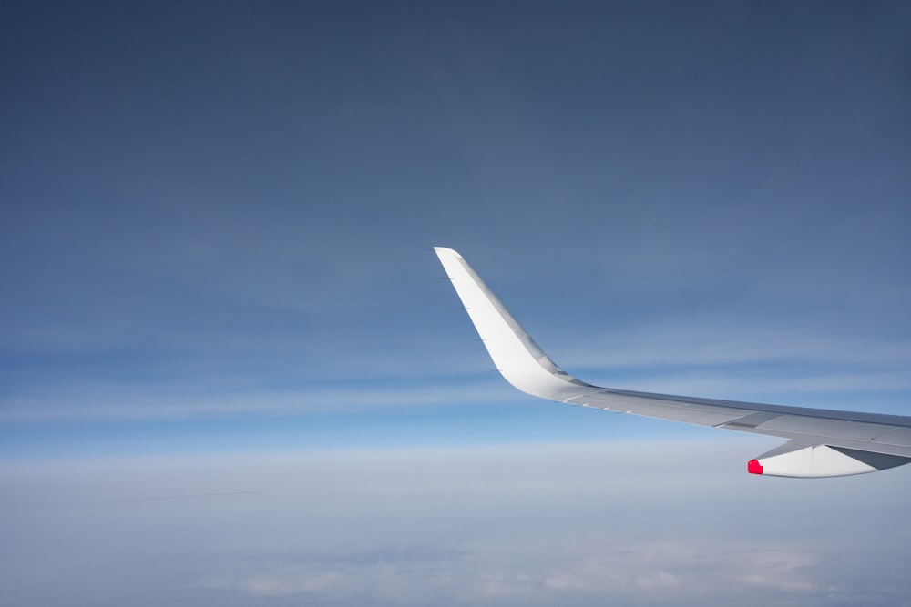 Una vista del ala de un avión en el cielo