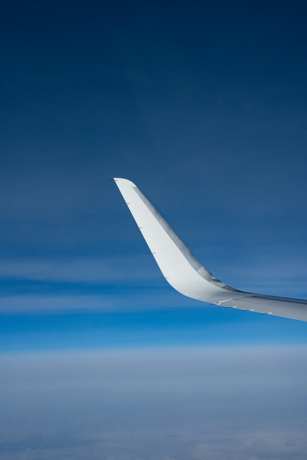 the wing of an airplane flying in the sky