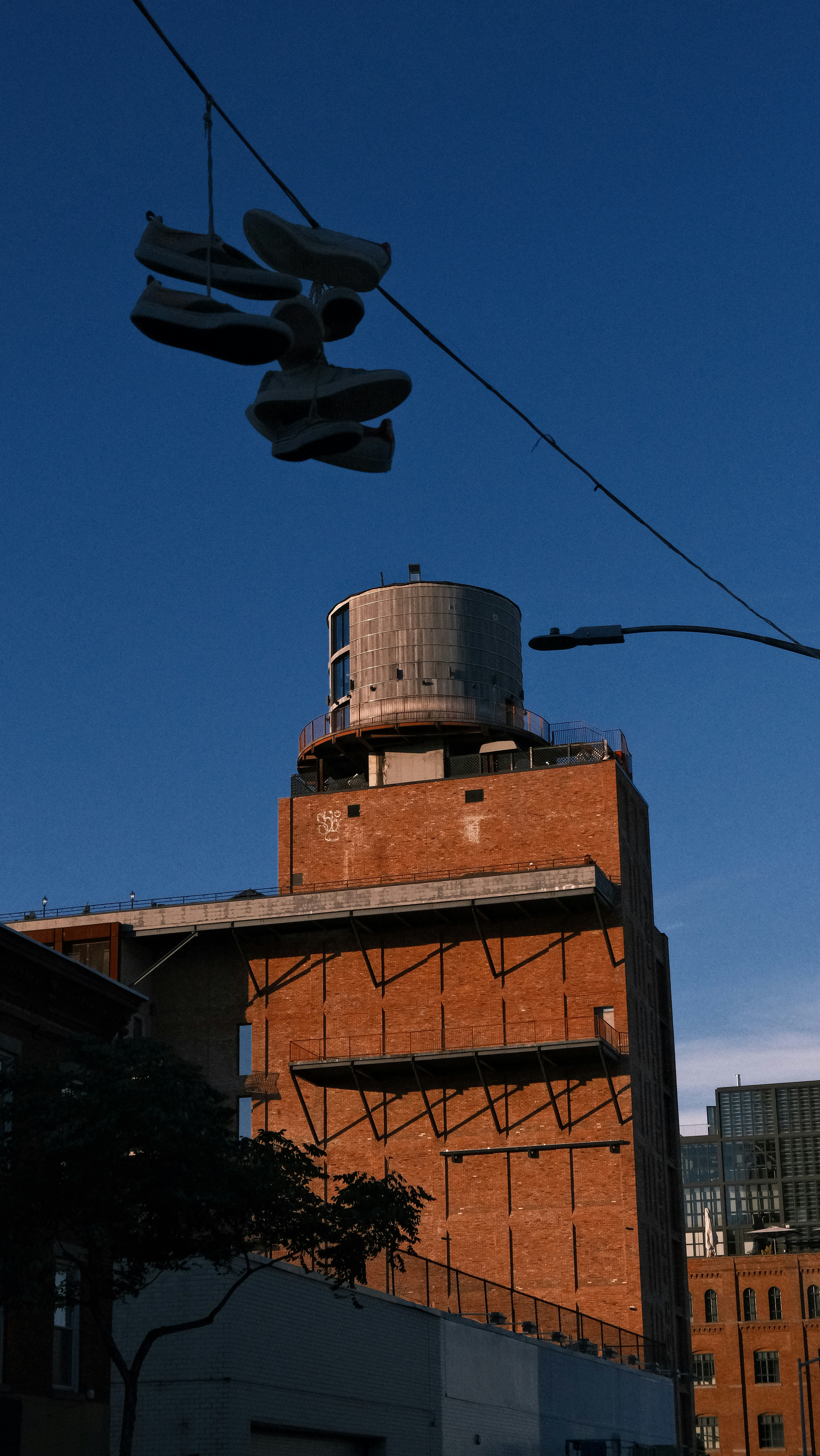 赤レンガの建物と上部に水タンク