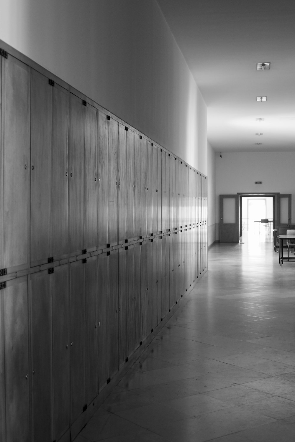 a long hallway with a bunch of lockers on the wall