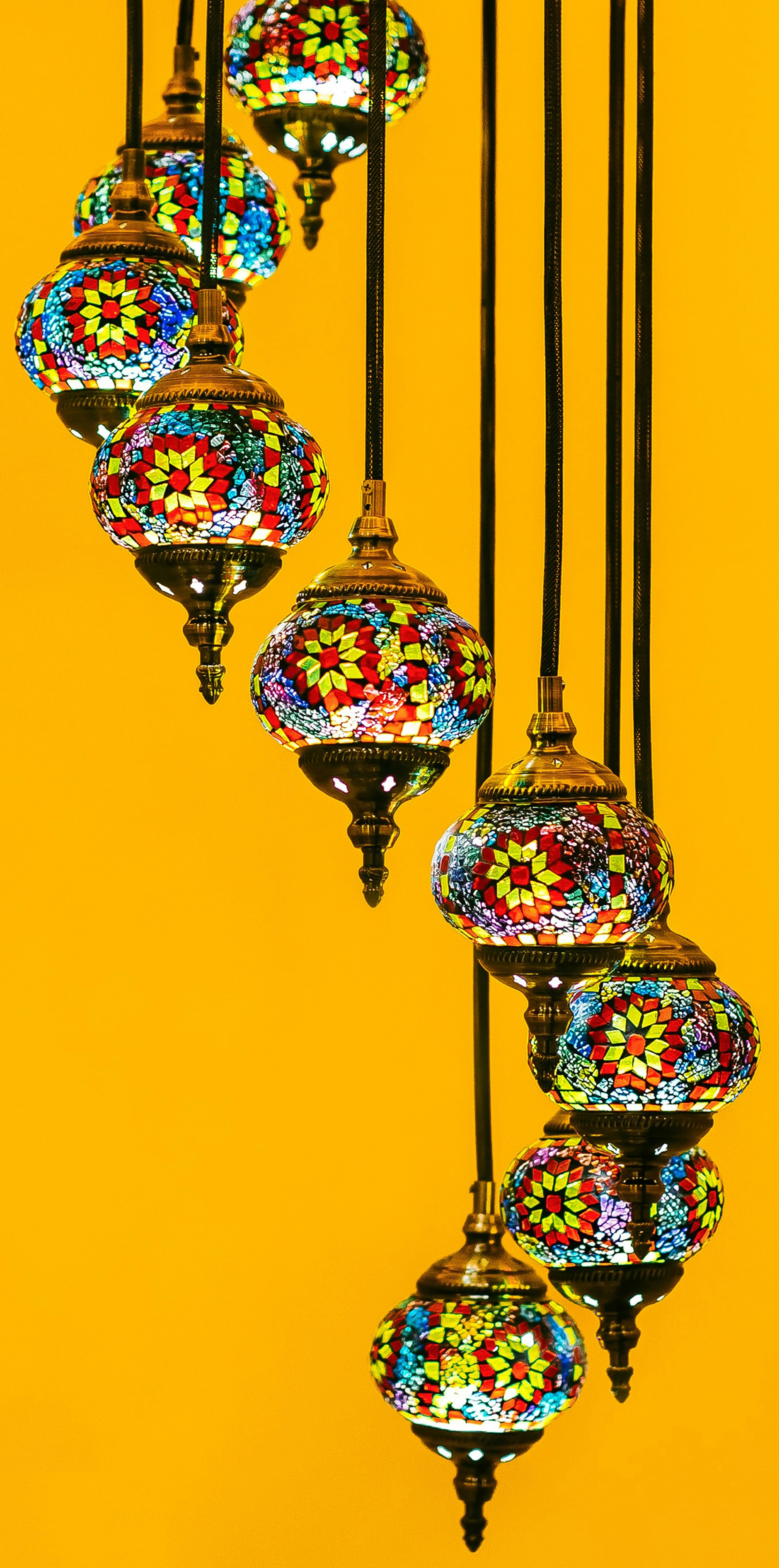 un montón de luces de colores colgando de un techo