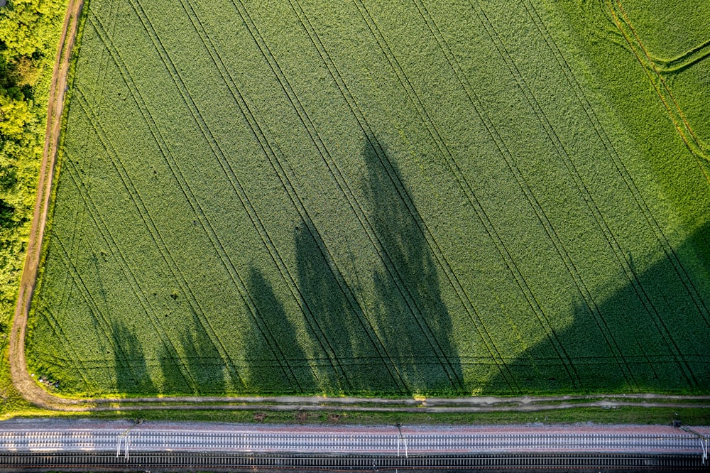 Una vista aérea de una carretera y un campo