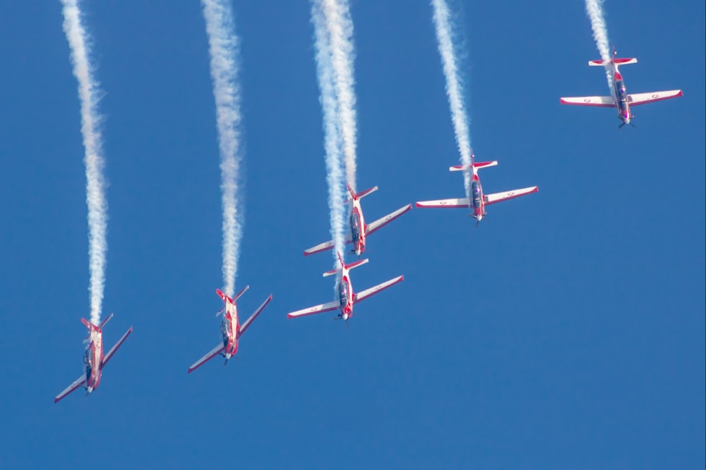Eine Gruppe von Flugzeugen, die durch einen blauen Himmel fliegen